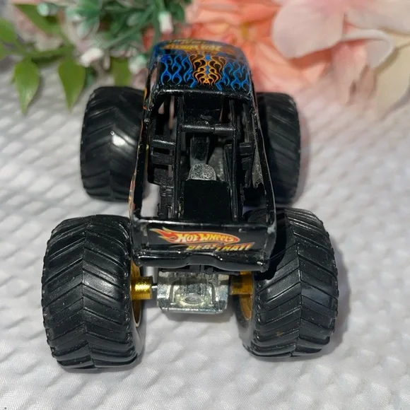 Hot Wheels "Beat That" 1:64 Monster Jam Truck Die Cast Hot Wheels Blue Flames. - Picture 4 of 4